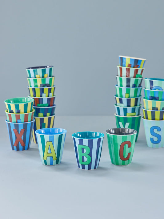 RICE Melamine Beker – Alfabet – Strepen blauw/groen